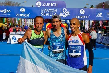 La bandera argentina, presente en Sevilla gracias a los dos mejores maratonistas nacionales del último lustro.