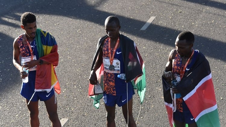 El podio de los tres más rápidos de la prueba. A la derecha de la imagen, el keniata Bedan Karoki, el ganador de los 21K con un tiempo récord de 59 minutos, 5 segundos (Fotos Franco Fafasuli)