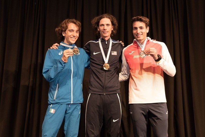 El podio de la carrera de 42 kilómetros del Mundial de Montaña, en Villa La Angostura: el estadounidense Jim Walmsley, entre el italiano Francesco Puppi y el español Oriol Cardona.
Foto: Prensa K42