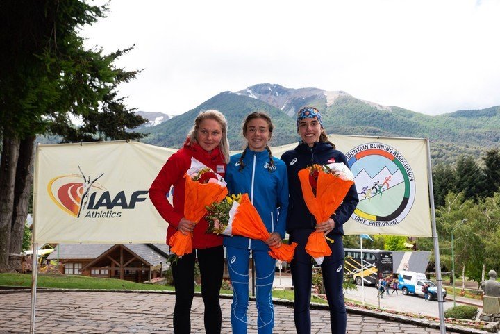 El podio de las juniors en el Mundial de Montaña, en Villa La Angostura: la italiana Angela Mattevi, entre la checa Barbora Havlickova y la francesa Jade Rodríguez. 
Foto: Prensa K42