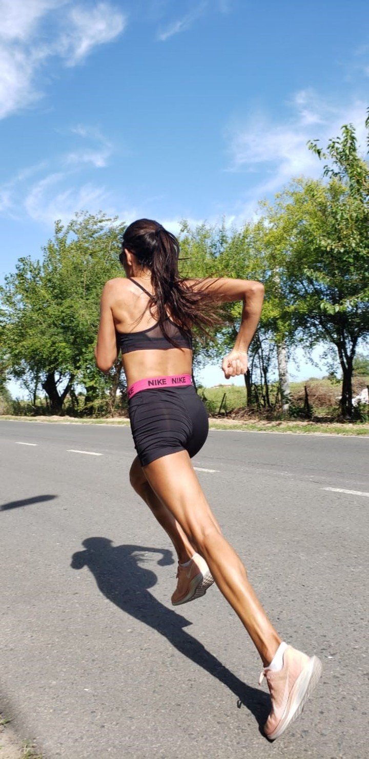 Entrenamiento. Antes del permiso del Gobierno, la maratonista había obtenido la autorización del Municipio de Pilar.