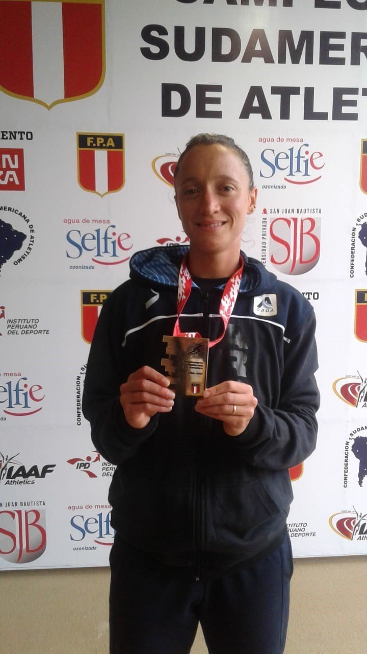 Florencia Borelli, con la medalla de oro de los 5.000 metros del Sudamericano de atletismo, en Lima.
Foto: Consudatle