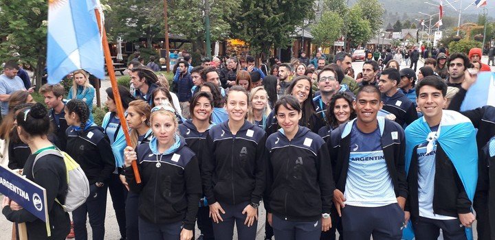 La delegación argentina, con la abanderada Roxana Flores, en el desfile inaugural del Mundial de Montaña, en Villa La Angostura.
Foto: Prensa K42