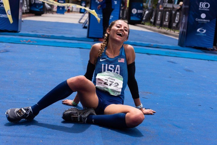 La estadounidense Grayson Murphy sonríe como campeona mundial de montaña, en la prueba de 15 kilómetros, en Villa La Angostura.
Foto: Prensa K42