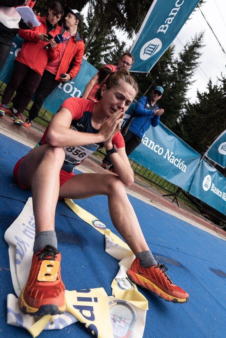 Le emoción de la rumana Cristina Simion, al consagrarse campeona mundial de montaña en los 42K, en Villa La Angostura.
Foto: Prensa K42