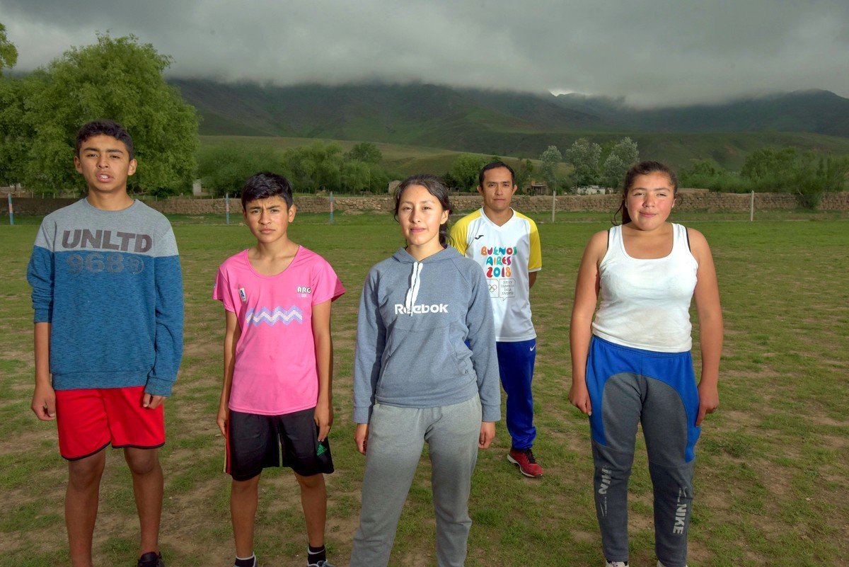 Los chicos con su entrenador, Pablo Díaz, en una de las pocas canchitas en las que pueden entrenar. No tienen pista de atletismo y el terreno es irregular. Foto: Rafael Mario Quinteros