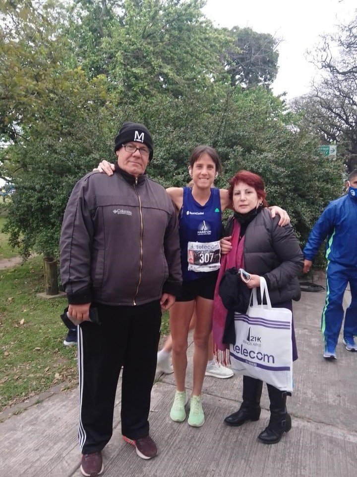 María del Carmen Argüello, con sus padres, tras la hazaña. (Foto Argüello).