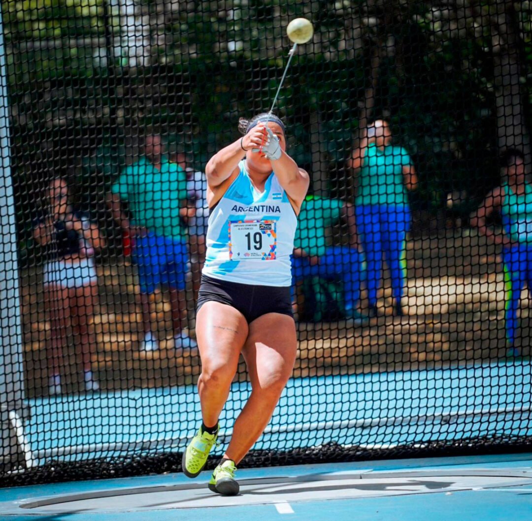 Giuliana Baigorria lanzando martillo