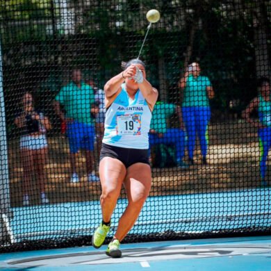 Giuliana Baigorria lanzando martillo