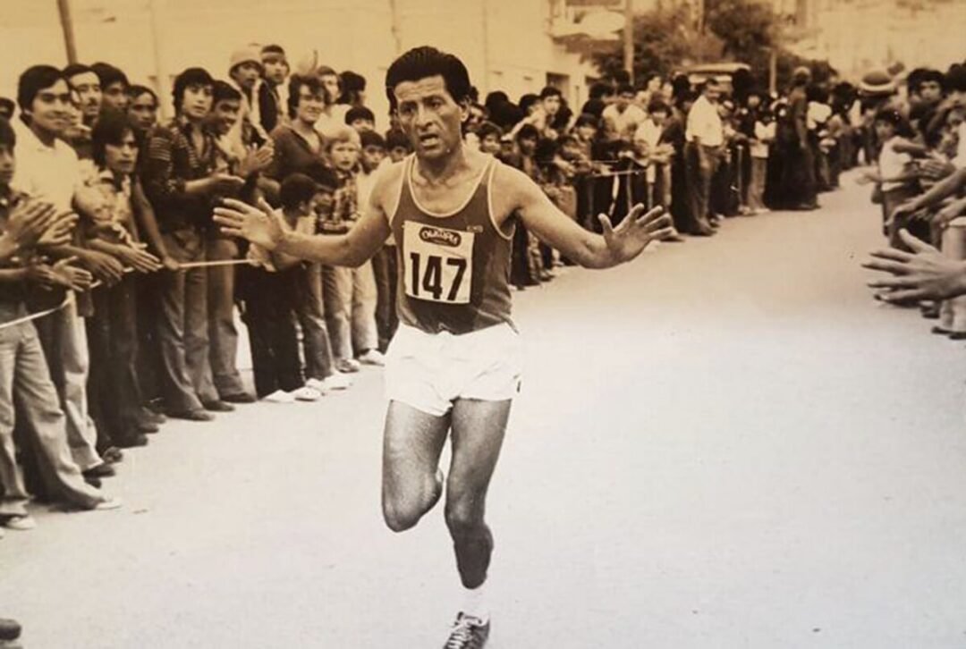 Nazario Araujo, leyenda del atletismo argentino, durante una de sus seis victorias en la Corrida Internacional Diario Crónica de Comodoro Rivadavia, donde dejó un legado imborrable en el deporte.