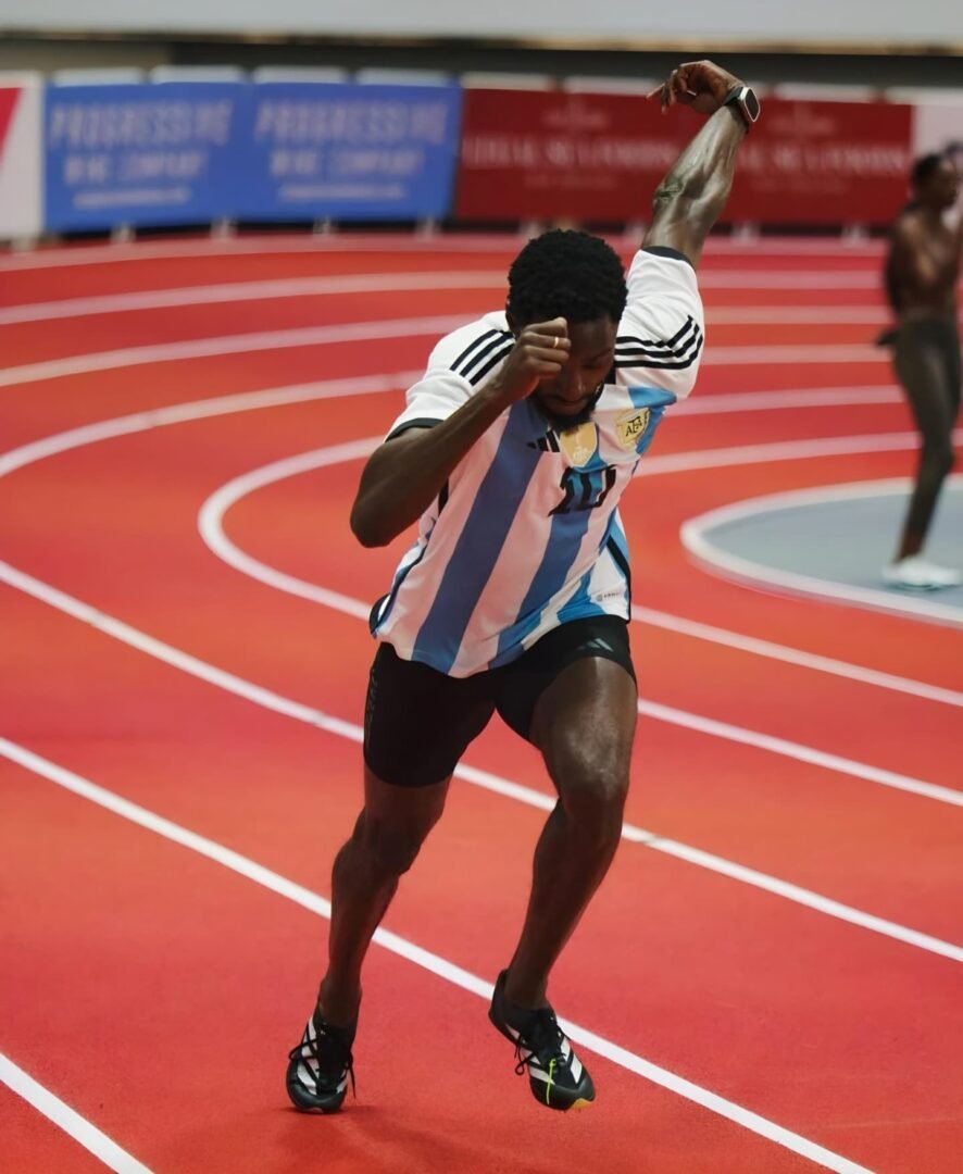 Jereem Richards rinde homenaje a Argentina en el World Indoor Tour