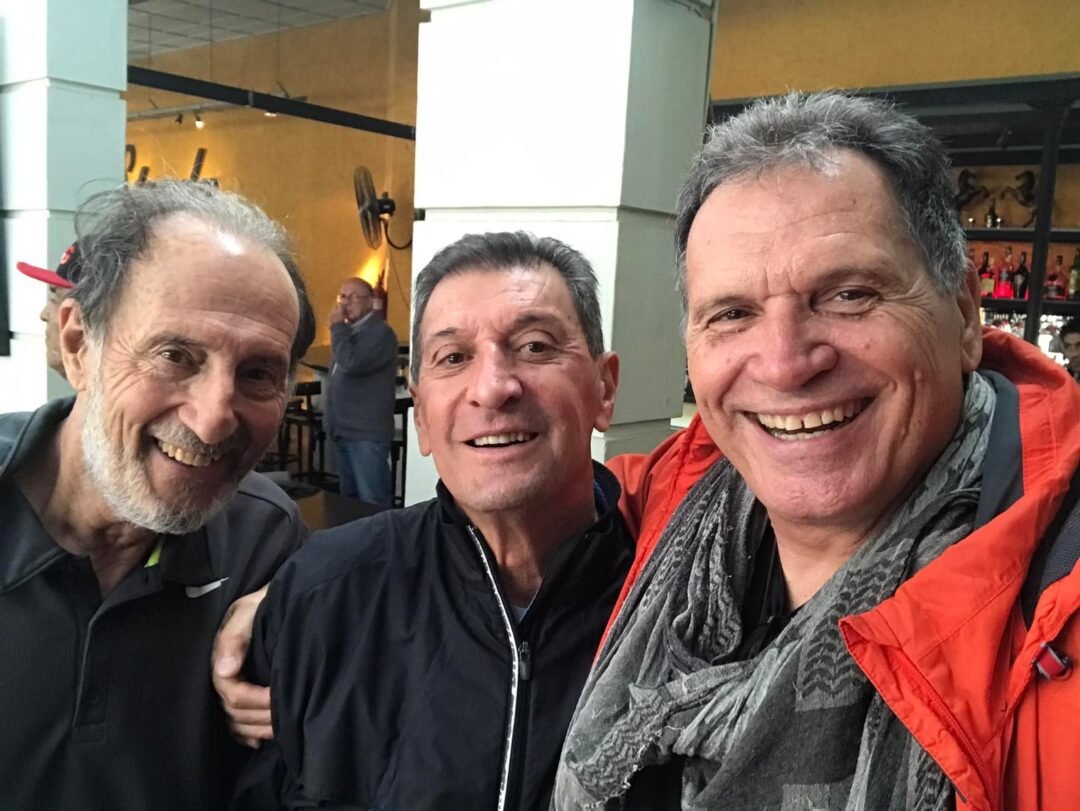 Un encuentro de leyendas: Ángel Gagliano, Omar Amdematten y Daniel Mamet, íconos de una época dorada del atletismo argentino.