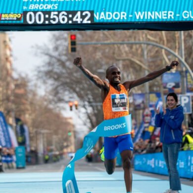 Kiplimo rompe récord mundial de medio maratón en Barcelona