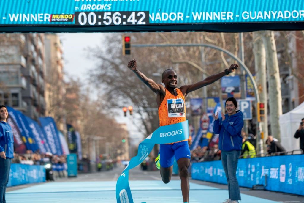 Kiplimo rompe récord mundial de medio maratón en Barcelona