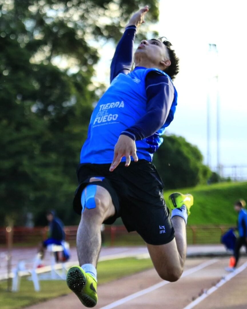 Galo Godoy vuela en el salto en largo y se queda con el oro
