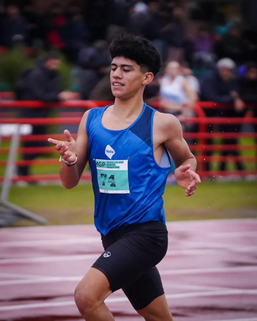 Ángel Ortiz conquista con garra los 2000 m con obstáculos