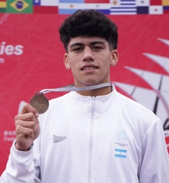 Ángel Ortiz conquista con garra los 2000 m con obstáculos