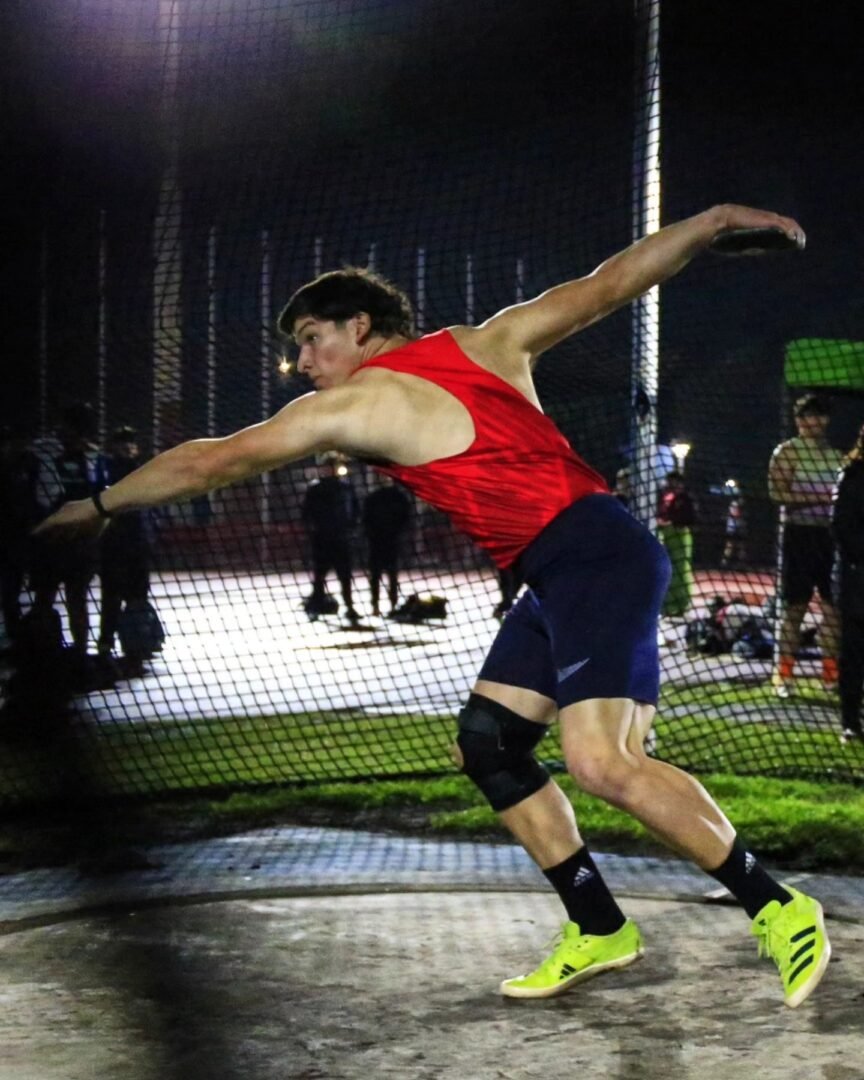 Lucas Miño domina el disco con una marca contundente de 54.73 m