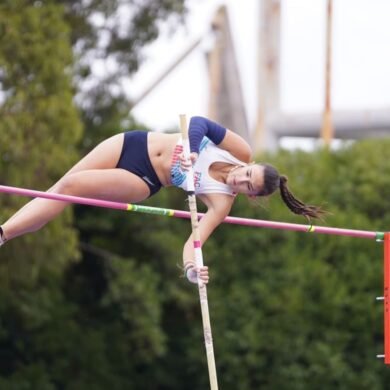 Agustina Viale se eleva al oro en el salto con garrocha