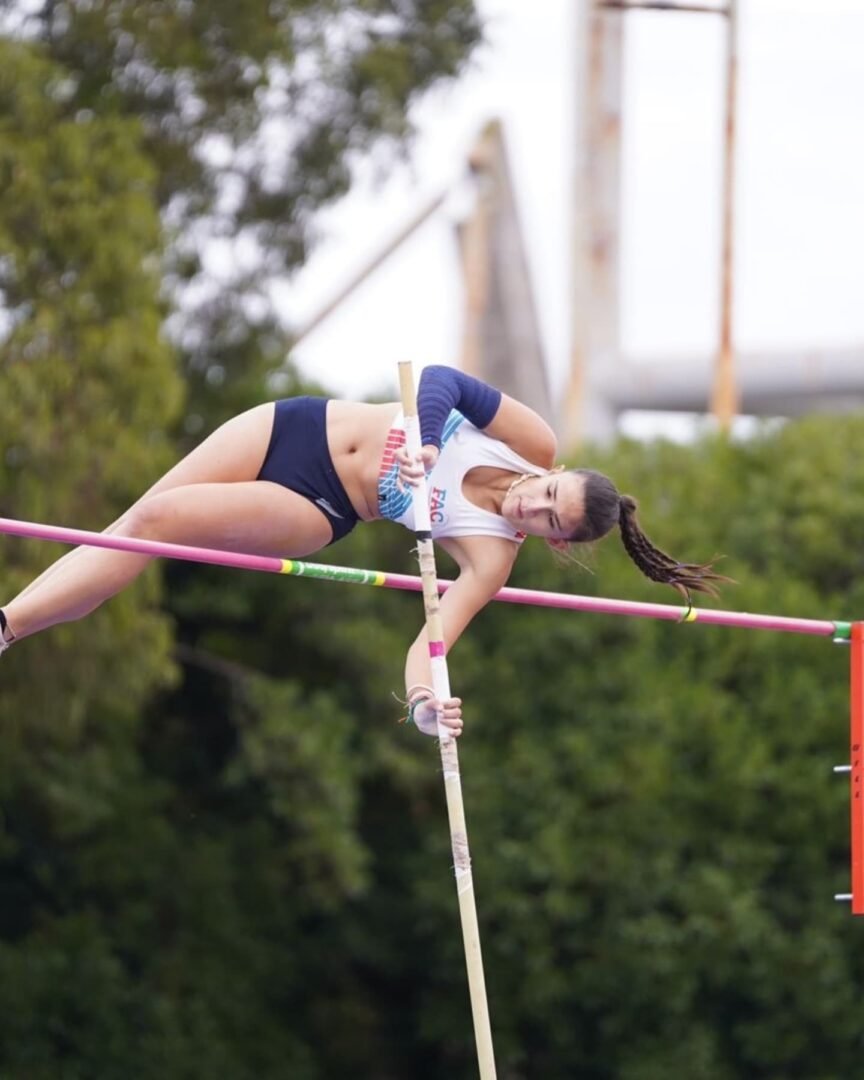 Agustina Viale se eleva al oro en el salto con garrocha
