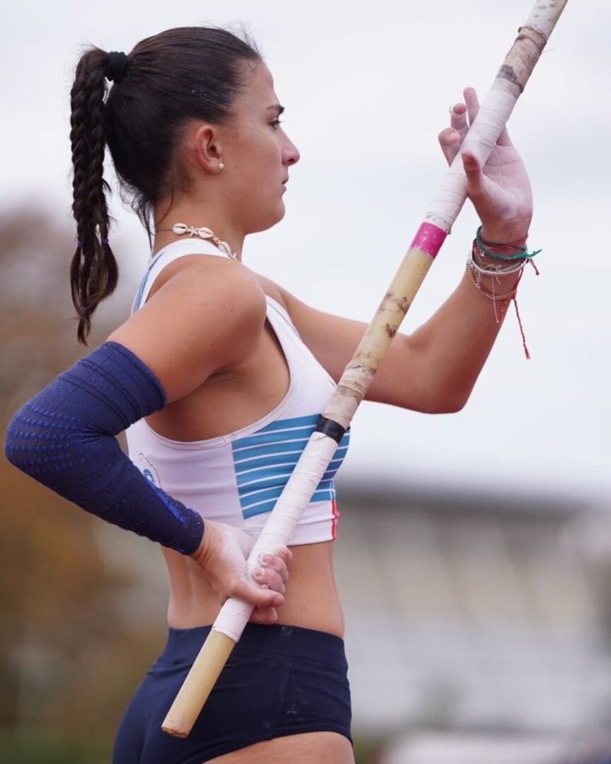 Agustina Viale se eleva al oro en el salto con garrocha