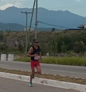 Espinoza arrasa en los 10K de La Rioja con un triunfo brillante
