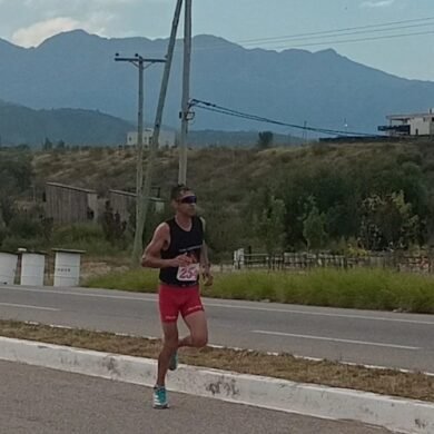 Espinoza arrasa en los 10K de La Rioja con un triunfo brillante