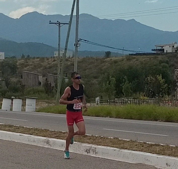 Espinoza arrasa en los 10K de La Rioja con un triunfo brillante