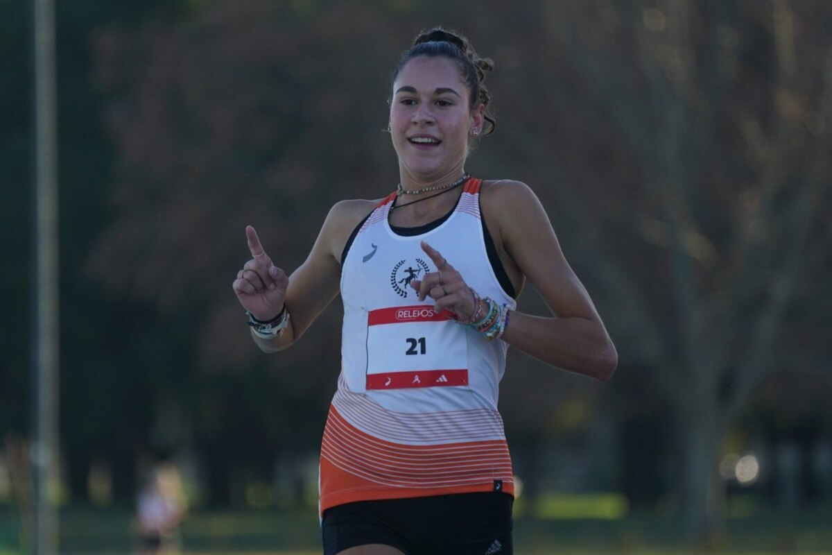 Isabel Conde brilló en USA indoor: 4:41.77 en la milla SEC