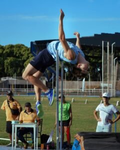 Santiago Barbería salta 2.08 m y brilla en el inicio de la temporada de pista y campo en Rosario