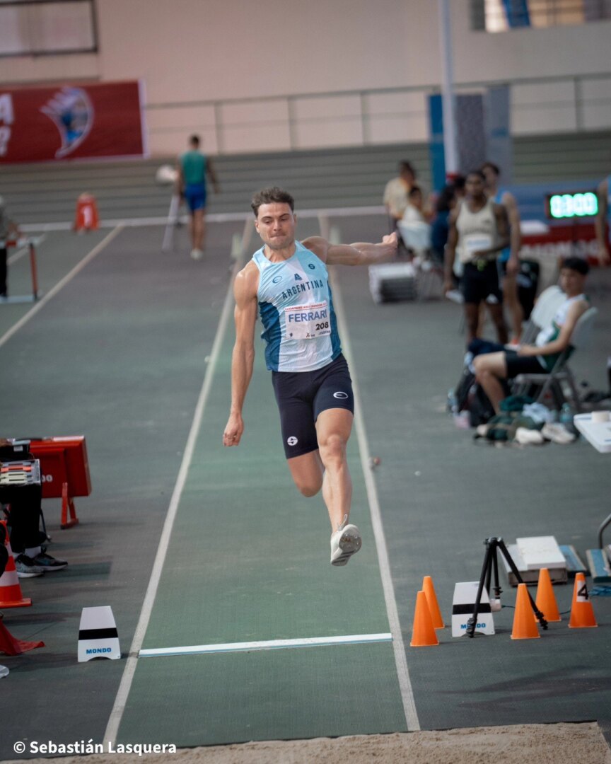 Luciano Ferrari logró récord argentino indoor en largo en Cochabamba