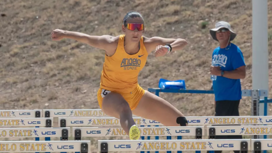 Okon, Dupans y Carril compiten en el circuito universitario de atletismo en EE.UU.