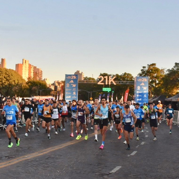 Bruno Alvarez y Jhoselyn Camargo ganaron el medio maratón de Rosario 2026