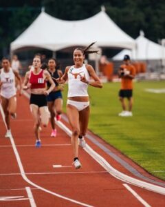 Isabel Conde triunfa en 800 y 1.500 metros en Texas Invite 2024